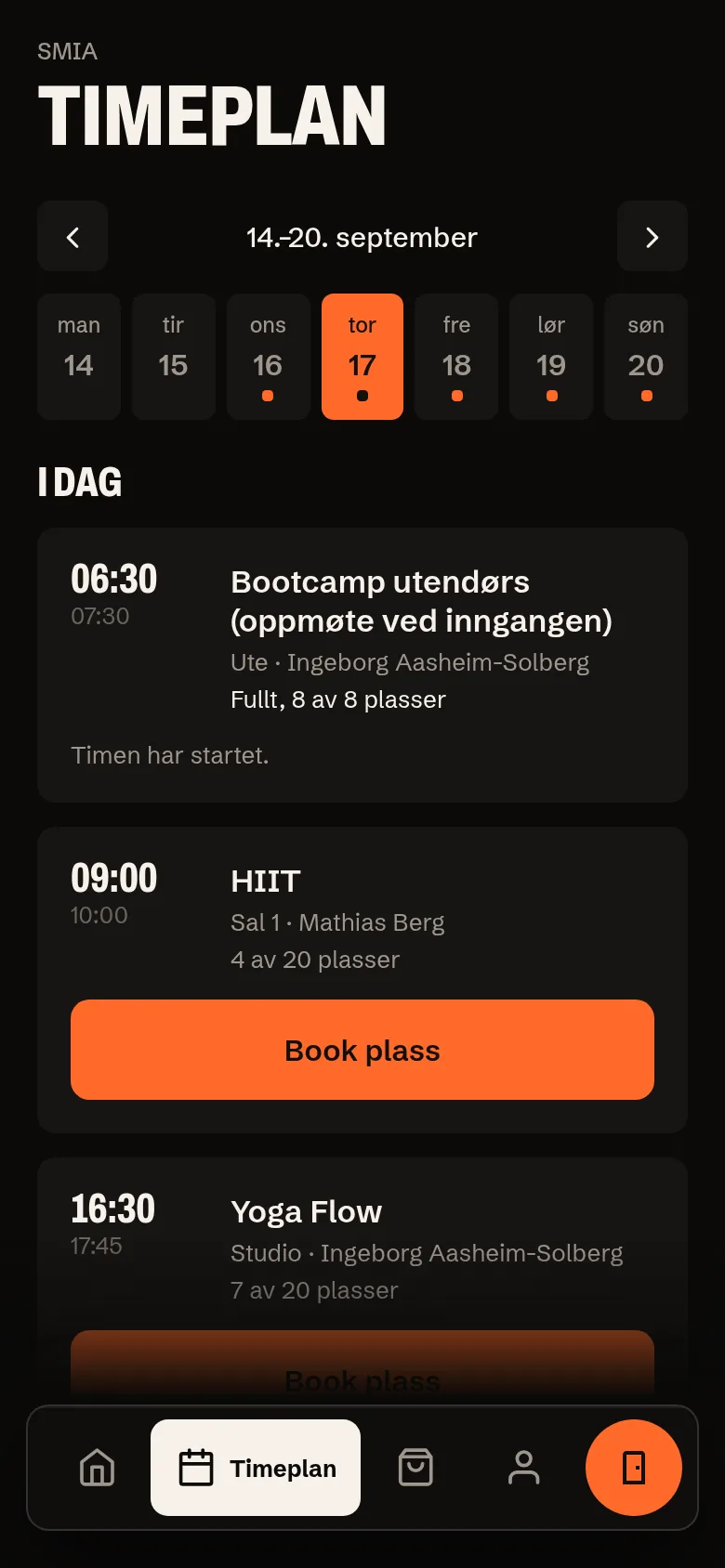 Timeplanen i et mørkt utseende med oransje knapp